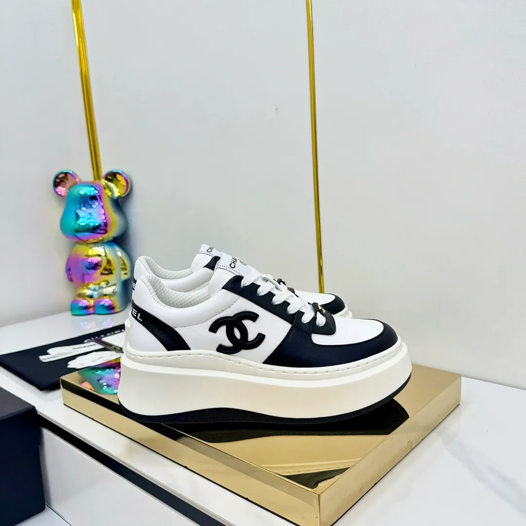 👟👟Ex-factory price 600👟👟 Upgraded version, upgraded version, upgraded version! No rebuttal accepted! ! ! ! Chanel Chanel panda shoes! 2025 counter's top casual sports shoes. This classic design; the upper is electro-embroidered with a variety of techniques; the outsole is fashionable and sporty; the unusual inclusion of a variety of color matching elements... The diversified mix and match is very good-looking and versatile, and can be used for leisure, fashion, sports, and outdoor... ꫛꫀꪝ Go➫ Materials: ❶Upper made of: original imported first-layer silk cowhide + original waterproof cloth + original first-layer cowhide ❷Inner lining: Original Yangli+Net ❸Outsole based on: Original TPU combination outsole Counter boutique packaging complete set for women 35–41 👉 👉 👉 👉 👉